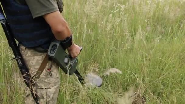 Στρατιώτης Του Στρατού Αφαιρεί Νάρκες Σάπερ Εξέταση Εδάφους Ναρκαλιευτής Χρησιμοποιεί — Αρχείο Βίντεο
