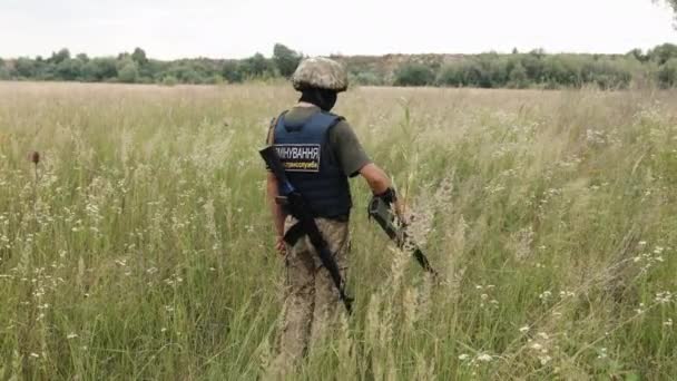 Translation Mine Clearance Military Service Soldier Using Mine Detector Neutralizing — Vídeo de stock