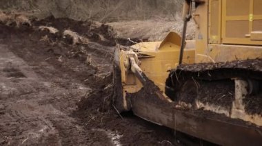 Ağır kepçe inşaat makineleri konsepti. Toprak taşıyıcı, buldozer. Büyük sarı önden doldurucu ya da dört tekerli buldozer. Açık çukur madenciliği için ağır makine imalat ekipmanları.