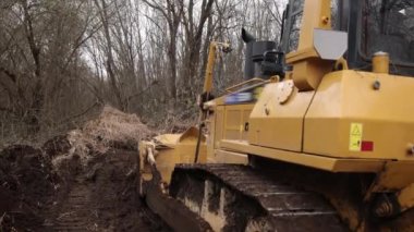 İnşaat makineleri, buldozer yapımı, toprak taşıma makinesi teknolojisi, endüstriyel ereksiyon kavramı. İnşaat alanında çamurda çalışan buldozer.