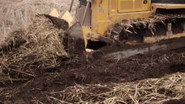 Ağır kepçe inşaat makineleri konsepti. Toprak taşıyıcı, buldozer. Büyük sarı önden doldurucu ya da dört tekerli buldozer. Açık çukur madenciliği için ağır makine imalat ekipmanları.