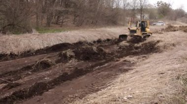 Ağır kepçe inşaat makineleri konsepti. Toprak taşıyıcı, buldozer. Büyük sarı önden doldurucu ya da dört tekerli buldozer. Açık çukur madenciliği için ağır makine imalat ekipmanları.