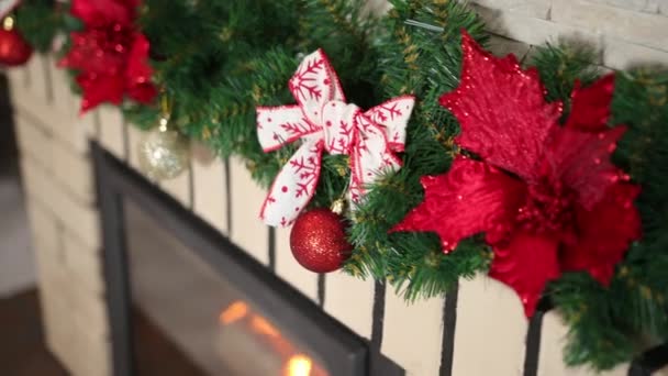 Weihnachten Interieur Zimmer Kamin Geschenke Rustikale Yuletide Dekorationen Girlanden Für — Stockvideo