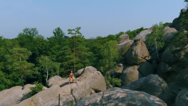 Piękna Kobieta Skacze Przysiada Macie Pojęcie Sportu Odnowy Biologicznej Zdrowia — Wideo stockowe