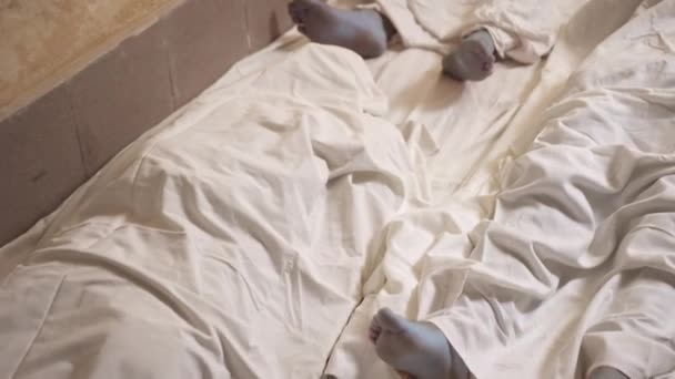 Dead Mans Foot Covered Sheet Many Victims Coronavirus Infected Person — Stockvideo