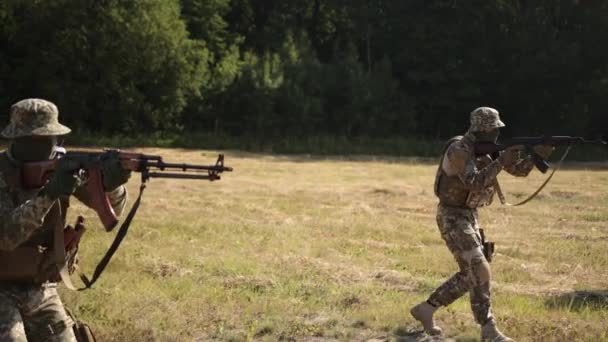 Στρατιώτες Όπλα Και Πυρομαχικά Επιτίθενται Στον Εχθρό Στο Πεδίο Της — Αρχείο Βίντεο