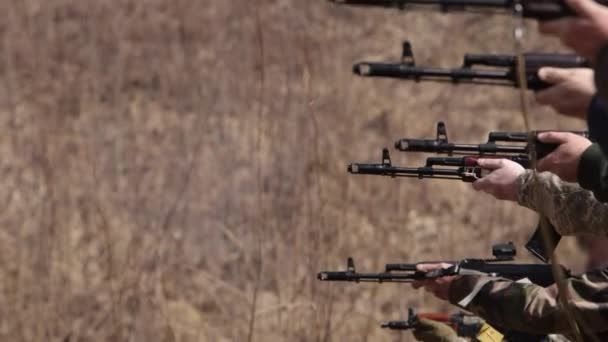 Using Machine Gun Men Fires Shooting Range Target Shooting Range — Vídeo de stock