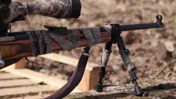 Снайперська Гвинтівка Тепер Готова Стрільби Полігоні Зовнішній Стороні Будинку — стокове відео