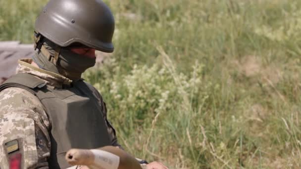 Ακίδα Του Ουκρανικού Κρατικού Θυρεού Προβάλλεται Στο Χέρι Ενός Στρατιώτη — Αρχείο Βίντεο