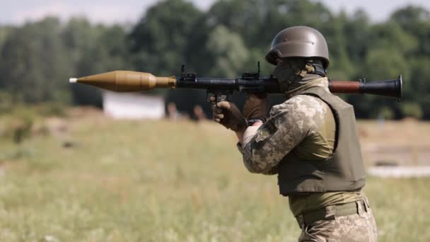 Soldier Wears Helmet Military Uniform Body Armor While Firing Precision — Stok Video