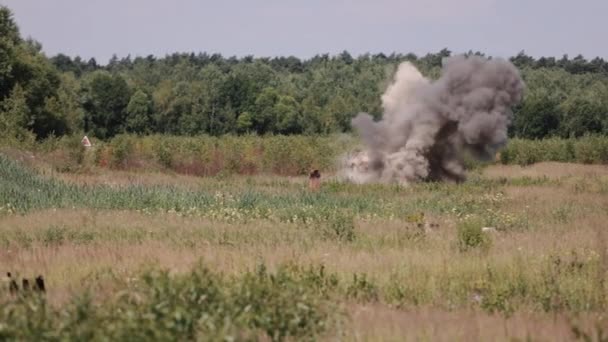 Рпг Рпг Рпг Точно Поразила Цель Уничтожила Врага Мощно Взорвалась — стоковое видео