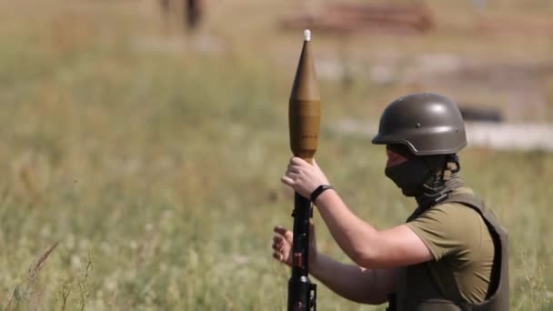 Serviceman Prepares Precision Shoulder Fired Rocket Launcher Psrl Weapon Ready — Stockvideo