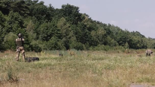 Soldier Wearing Helmet Uniform Body Armor Fires Precision Shoulder Fired — Stok Video