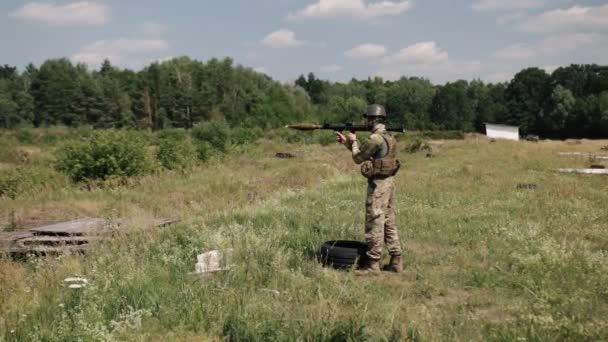 Вооруженный Солдат Шлеме Военной Форме Бронежилете Запускает Ракетную Установку Precision — стоковое видео