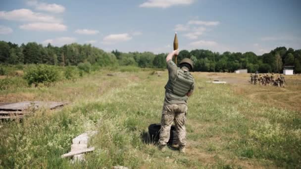 Army Serviceman Prepares Precision Shoulder Fired Rocket Launcher Psrl Firing — Video Stock