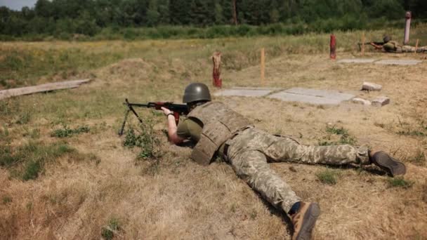 Unloading Machine Gun Soldier Lying Gun Army War Concept Ready — Stock Video