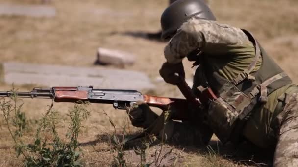 Green Uniform Vest Military Man Unloads Machine Gun Soldier Lies — Vídeos de Stock