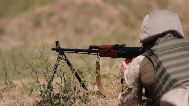 Military Man Green Uniform Vest Unloading Gun Machine Gun Hand — Video Stock