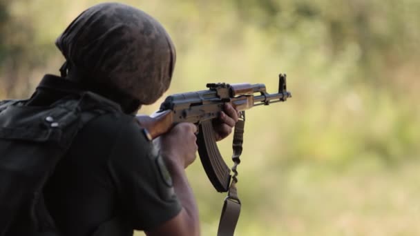 Військовий Зеленій Формі Вистрілює Рушницю Кулеметом Руці Солдат Гарматою Офіцер — стокове відео