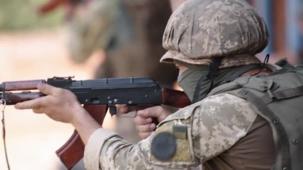 Unloading Machine Gun Soldier Lying Gun Army War Concept Ready — Vídeo de stock