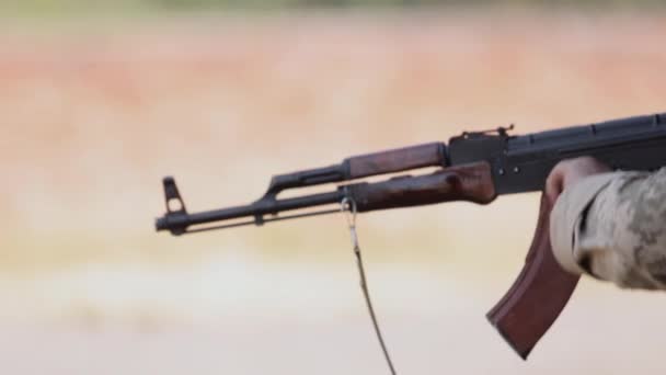 Armed Military Man Unloading Machine Gun While Lying Gun Soldier — Stok Video
