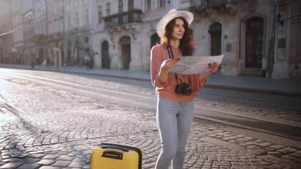 Slow Motion Hipster Girl Holds Tourist Map Enjoying Vacation Lady — Vídeo de stock