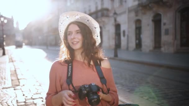 Young Pretty Woman Tourist Taking Photo Herself City Photographer Taking — Vídeo de Stock