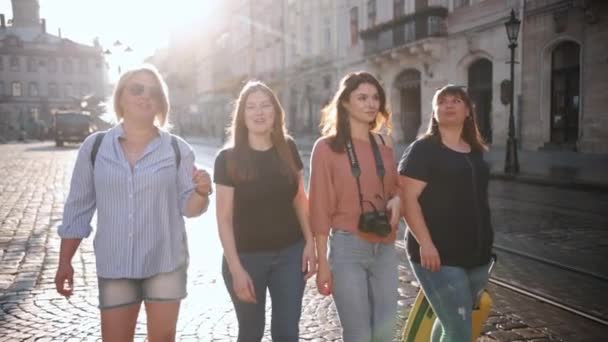 Group Female Tourists Walk Old Streets City Enjoy Vacation Trip — Αρχείο Βίντεο