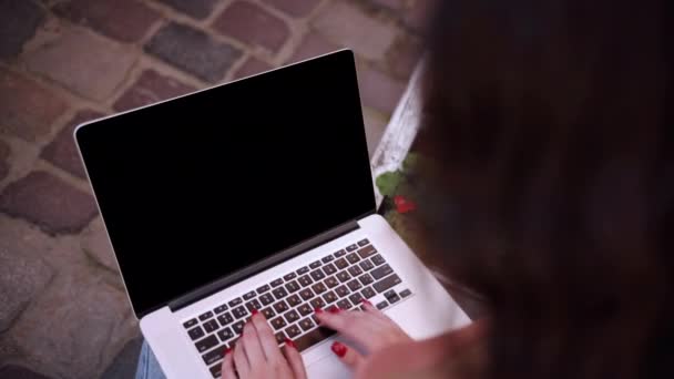 Женские Руки Работают Клавиатуре Макетом Экрана Компьютера Творческие Люди Могут — стоковое видео