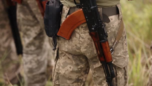 Checkpoint Line Ukrainian Soldiers Lined Kalashnikov Assault Rifles Backs — Vídeo de Stock