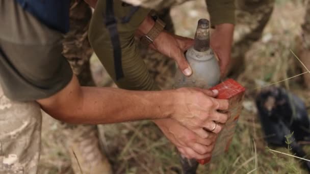 Military Soldier Camouflage Disposed Unexploded Mortar Mine Location Neutralization — Vídeo de stock