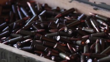 AK47 mühimmat, avlanmak için mühimmat, 7.62 kalibrelik mermi, askeri hedef, yakın plan mermi mühimmatı, askeri konsept, silah suçu, cephane, tüfek mühimmatı, askeri hedefi kapat.