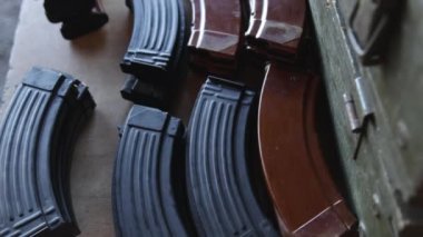 Ak47 'ler, askeri mühimmat, fişekler ve mühimmat deposu için cephane içeren bir ordu kutusu..