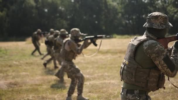 Unité Des Forces Spéciales Militaires Attaque Ennemi Avec Des Munitions — Video