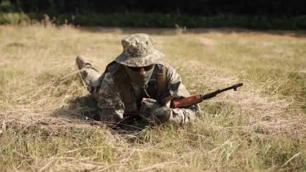 Wojskowa Jednostka Specjalna Atakuje Wroga Amunicją Bronią Polu Bitwy — Wideo stockowe