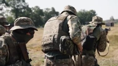 Özel Kuvvetler Birliği düşmana cephane ve silahlarla savaş alanında saldırıyor.