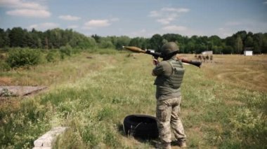 RG-7, Omuz Ateşli Roket Fırlatıcı, PSRL-1, Ukrayna ordusunun bir askeri tarafından ateşlenmeye hazır..