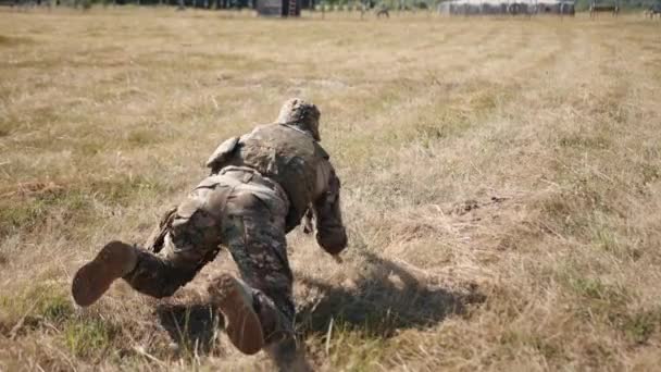 Atak Wroga Jest Toku Przez Żołnierzy Bronią Amunicją Wojskowa Jednostka — Wideo stockowe