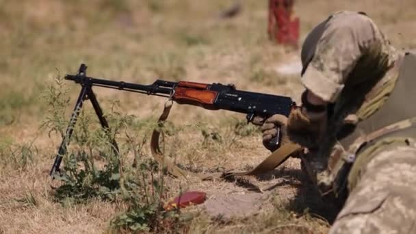 Разгрузка Пулемёта Солдат Лежит Пистолетом Армейская Военная Концепция Готовый Атаке — стоковое видео