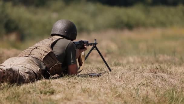 Unloading Machine Gun Soldier Lying Gun Army War Concept Ready — Vídeos de Stock