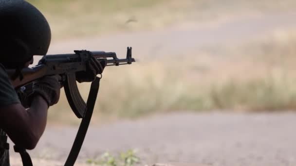 Зеленому Жилеті Військовий Розвантажує Кулемет Солдат Лежить Гарматою Військовою Концепцією — стокове відео