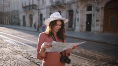 Avrupa 'yı gezen çekici genç bir kadın, güzel manzaraları keşfeden, elinde turist haritası tutan hippi bir kız, tatilin tadını çıkaran, yolunu bulmak için eski bir haritayı kullanan bir kadın. Her yere git.