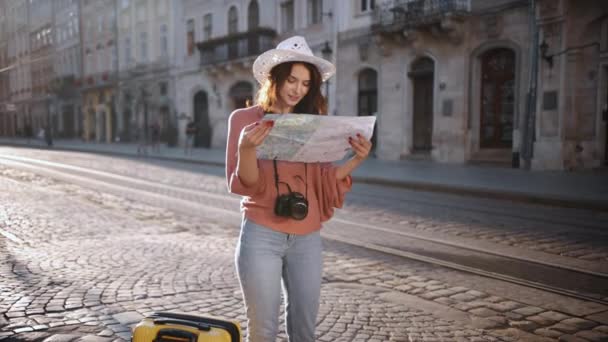Çekici Genç Kadın Avrupa Geziyor Güzel Manzaralar Keşfediyor Elinde Turist — Stok video