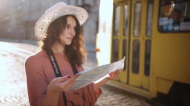 Avrupa 'da güzel manzaraları gezen genç bir kadın, elinde turist haritası olan bir hipster, tatilin tadını çıkaran bir bayan, yol bulmak için eski kentte kağıt harita kullanan bir kadın, Avrupa' da seyahat eden bir kadın. Her yere git.