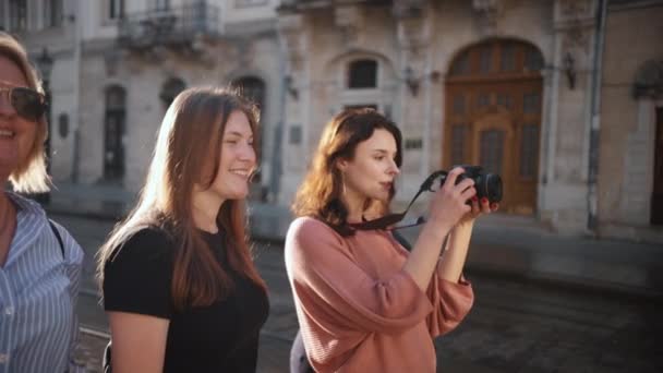 女性観光客のグループは 市内の古い通りでリラックスし 残りの部分をお楽しみください 観光スポットの写真を撮る どこへでも — ストック動画