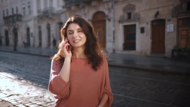 도시의 거리를 친구들 통화하는 즐거워 백인들 자신있게 스마트폰을 사용하는 여자가 — 비디오