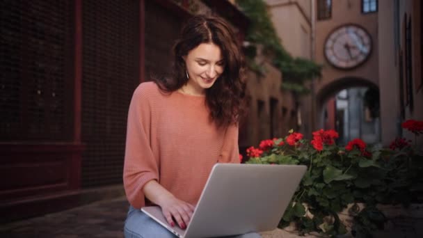 Uczennica Studiuje Przyrodzie Atrakcyjna Młoda Kobieta Pisze Klawiaturze Laptopa Siedząc — Wideo stockowe