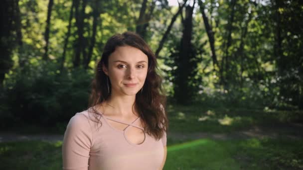 Uma Mulher Sorrindo Olhando Para Câmera Parque Durante Pôr Sol — Vídeo de Stock