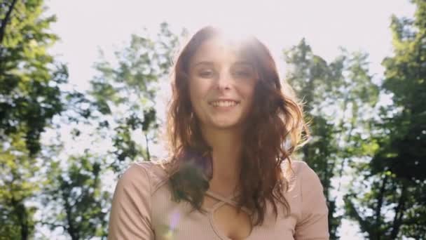 Kadın Eğlenirken Saçlarını Sallıyor Mutlu Genç Titrek Saçlar Dönen Mutlu — Stok video