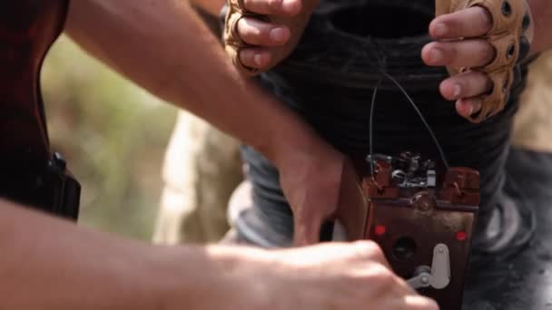 Soldado Engenheiro Combate Equipe Antiterrorista Oficial Técnico Munição Especialista Explosivos — Vídeo de Stock